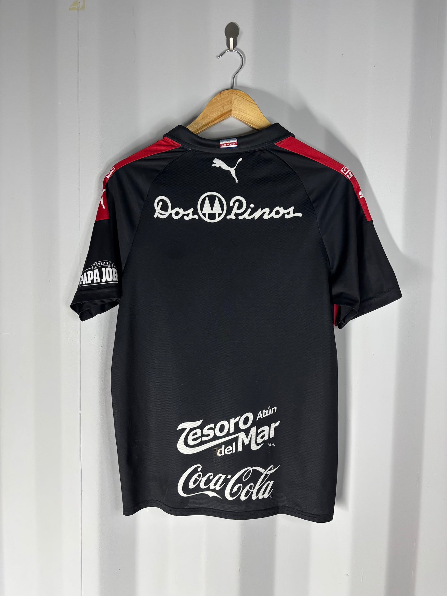 Camiseta Alajuelense 2017 local marca Puma dorsal.