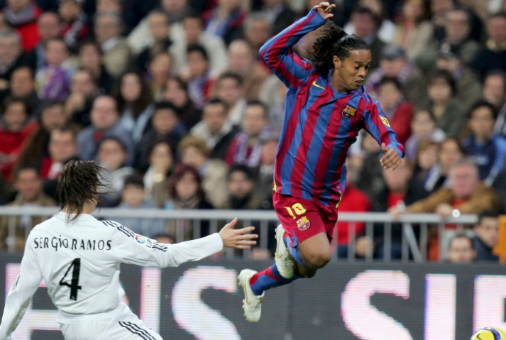 Ronaldinho y Ramos en el clásico español
