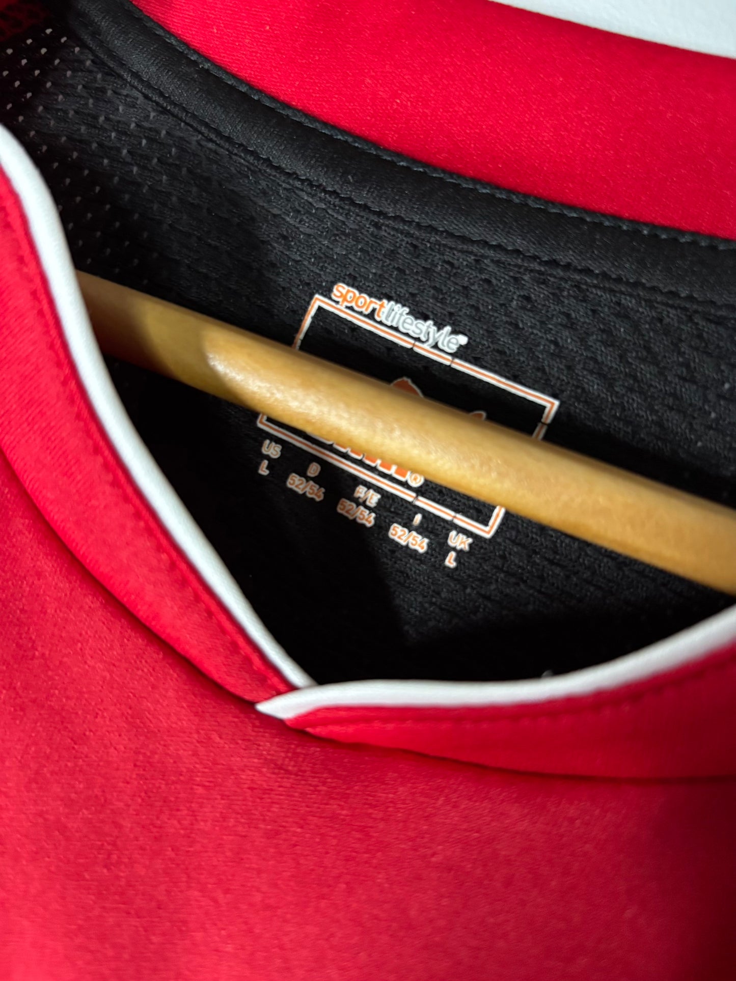 Camiseta local Alajuelense 2011 cuello.