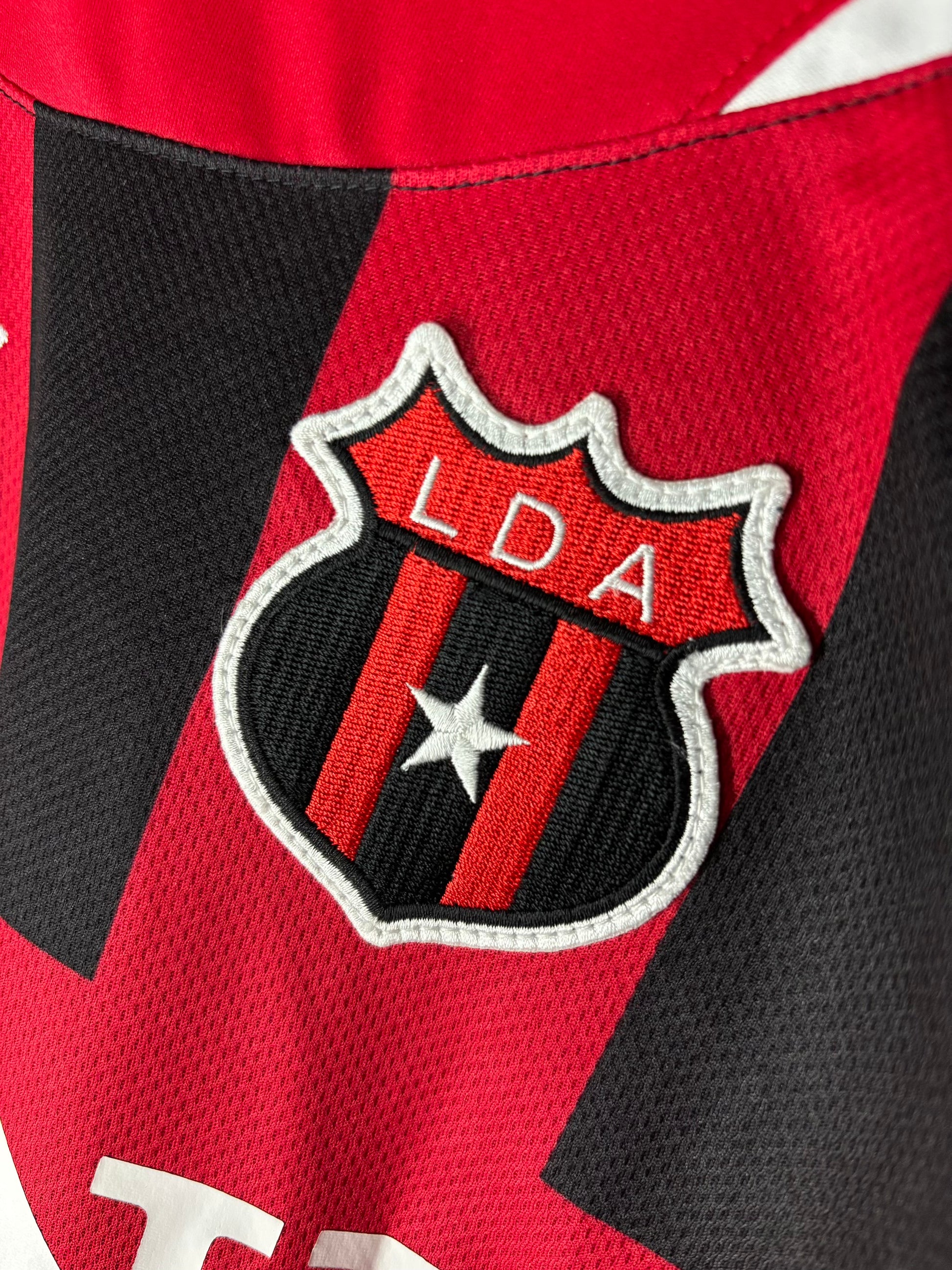 Camiseta local Alajuelense 2011 escudo.