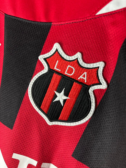 Camiseta local Alajuelense 2011 escudo.