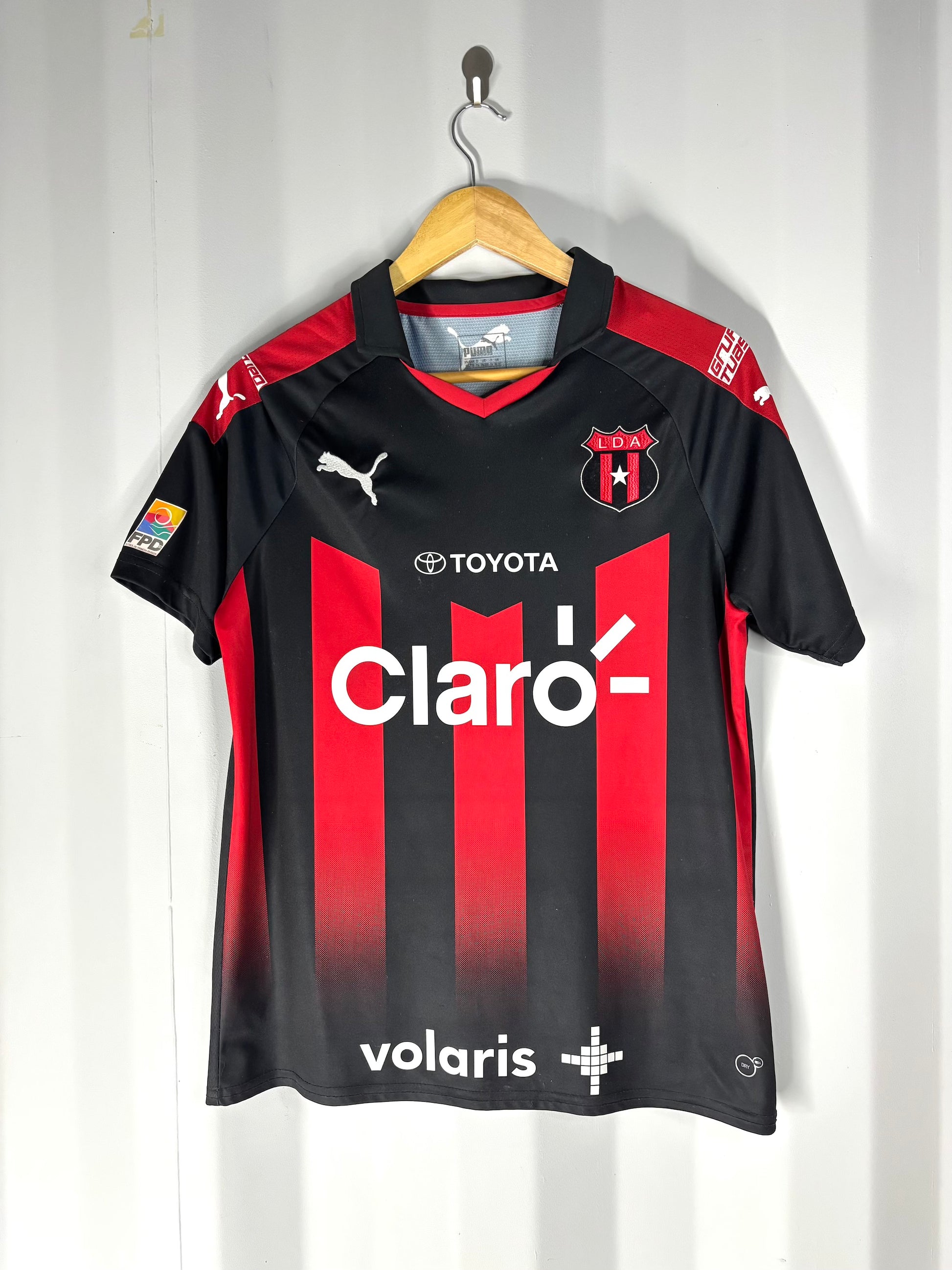 Camiseta Alajuelense 2017 local marca Puma.