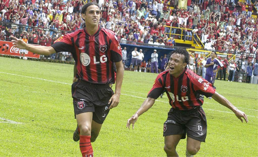 Bryan Ruiz con Alajuelense en el 2006