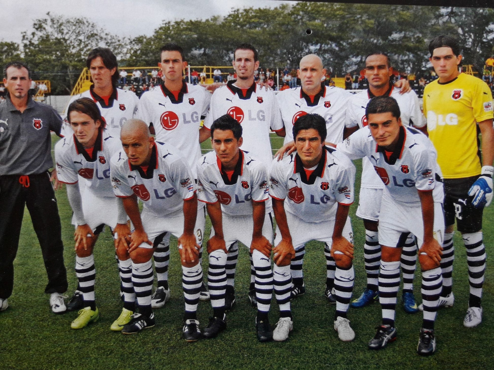 Plantel de Alajuelense temporada 2008. Uniforme visitante.