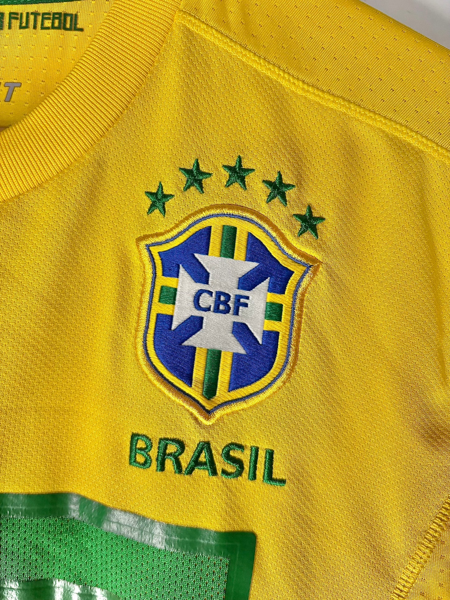 Camiseta local Brasil Neymar 2011 escudo