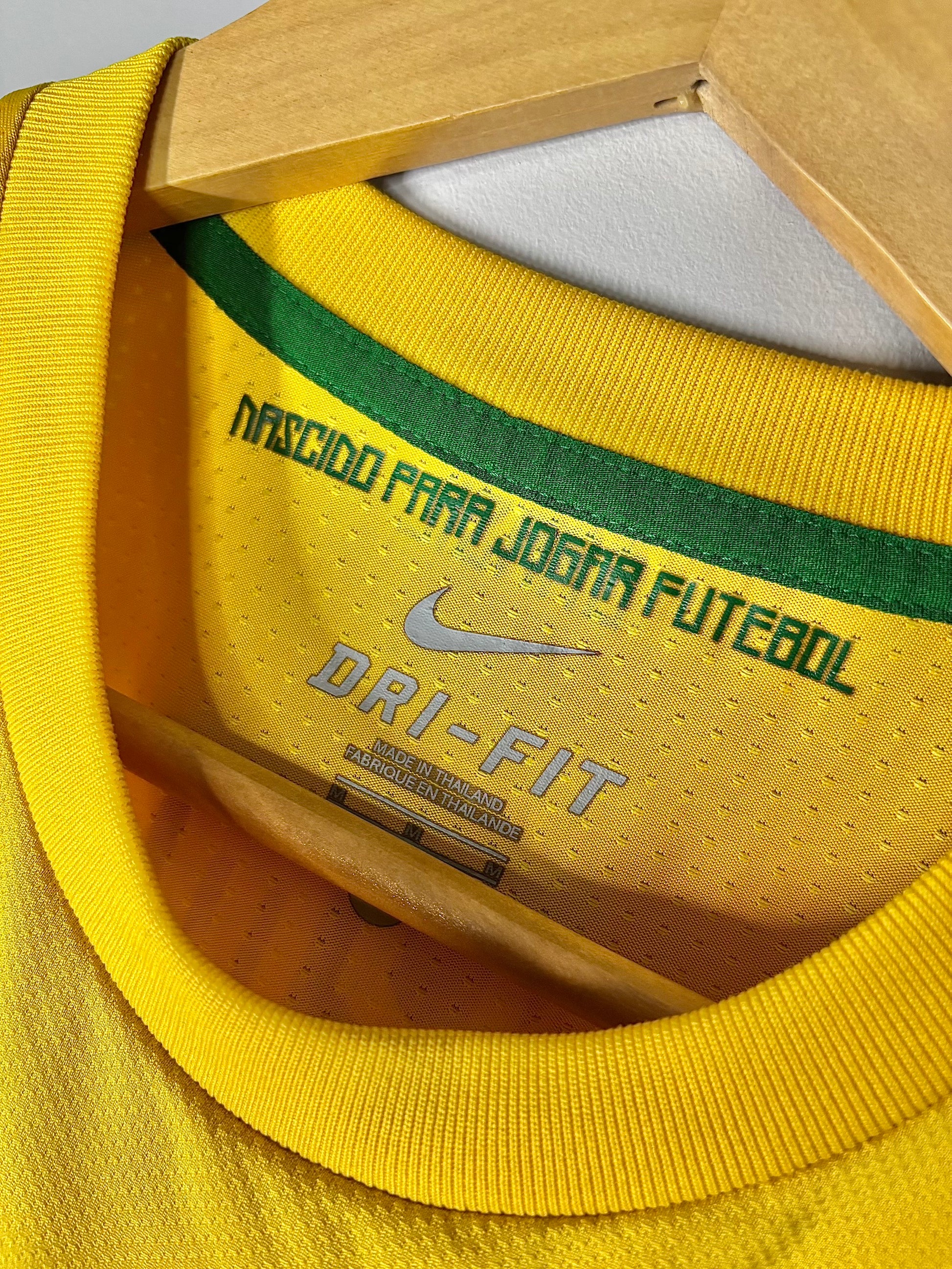 Camiseta local Brasil Neymar 2011 cuello