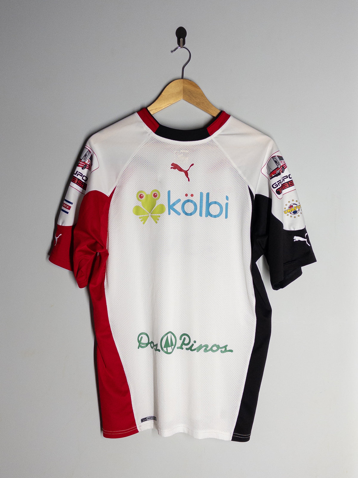 Espalda de la camiseta de visita de Alajuelense Puma 2011 original