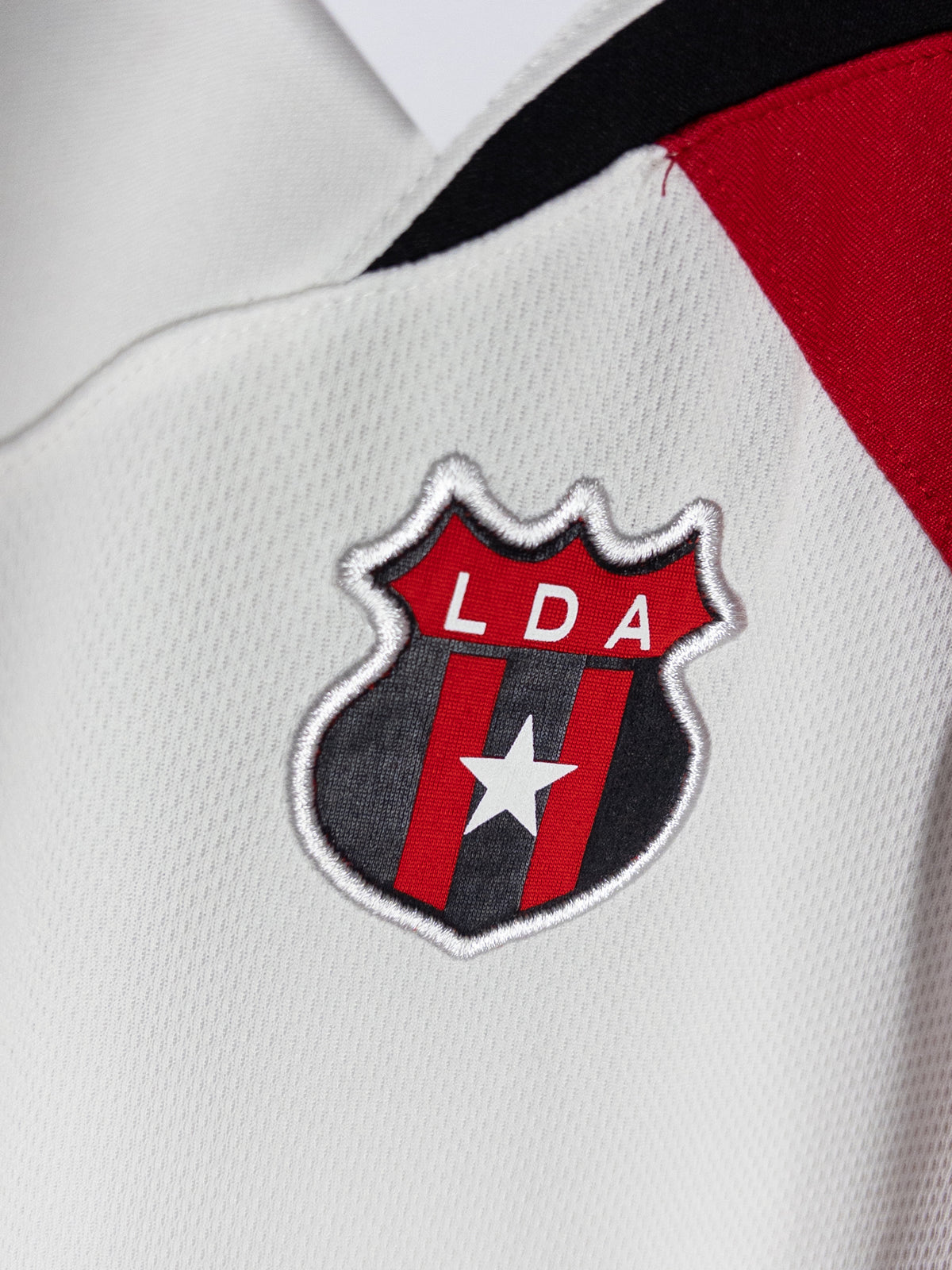 Escudo de Alajuelense en la camiseta de visita Puma 2011 original