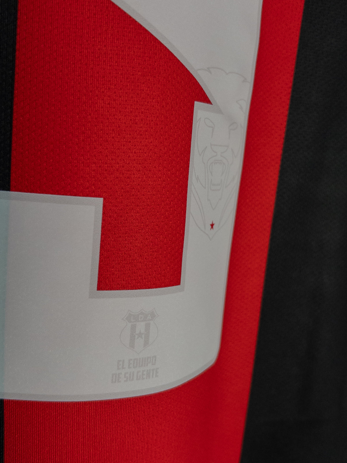 Número 19 de McDonald en la camiseta local de Alajuelense Kelme 2018 original