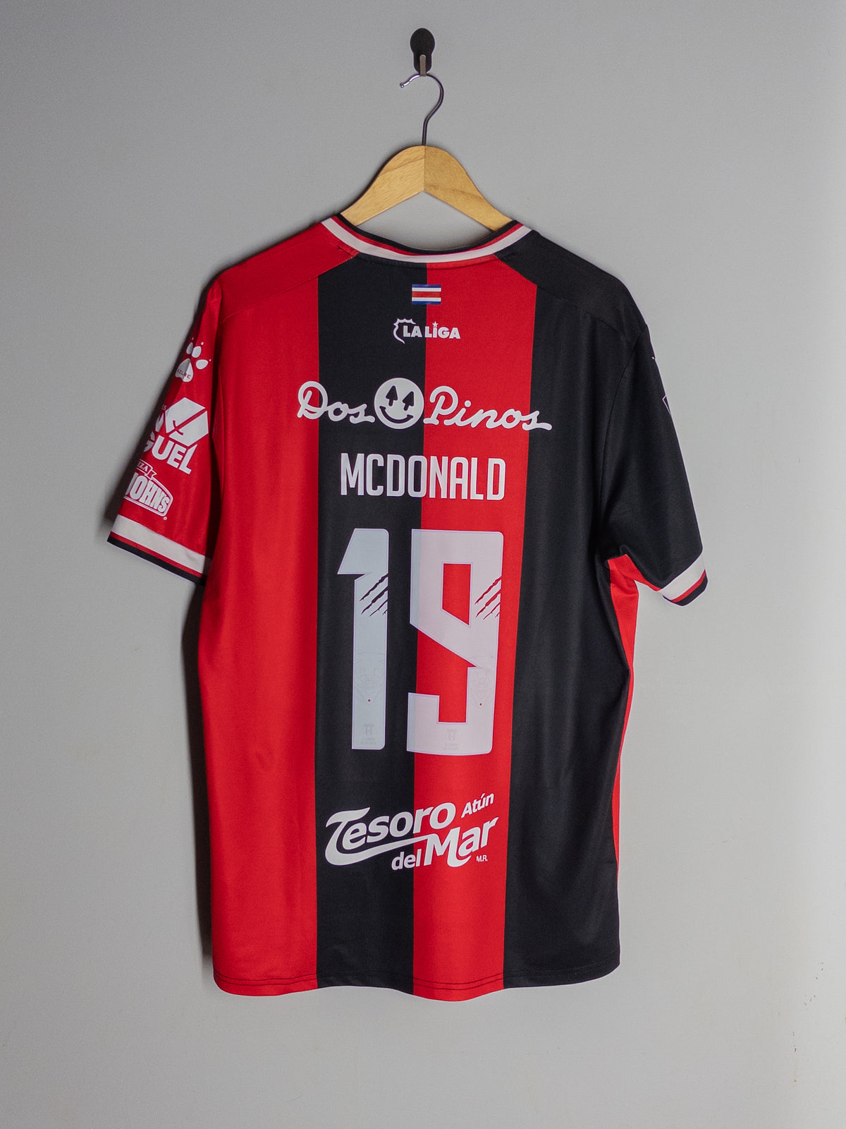 Nombre McDonald en la espalda de la camiseta local de Alajuelense Kelme 2018 original