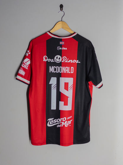 Nombre McDonald en la espalda de la camiseta local de Alajuelense Kelme 2018 original