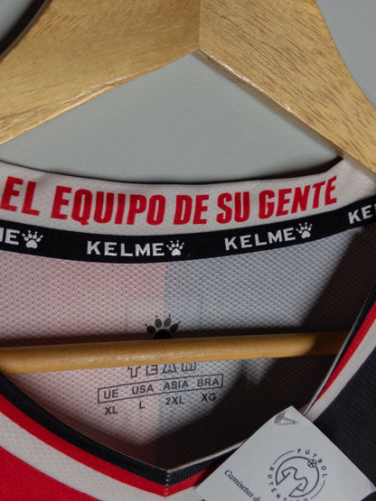 Cuello de la camiseta local de Alajuelense Kelme 2018 original
