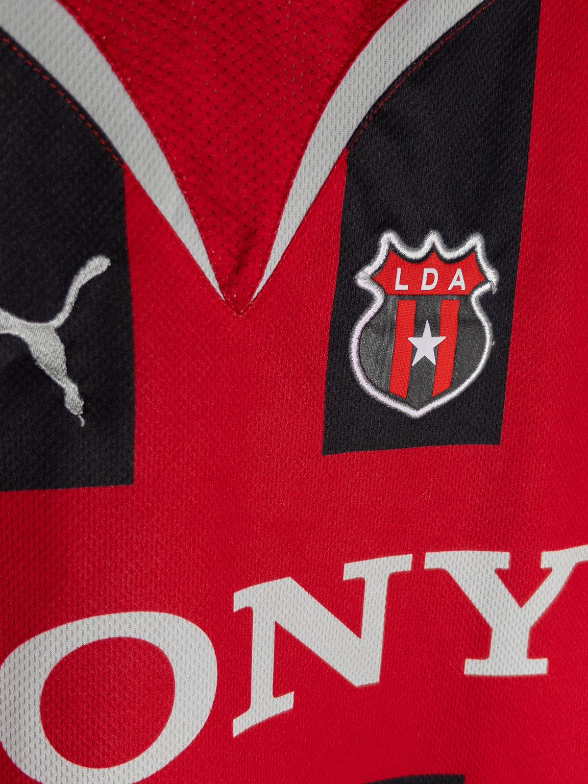 Escudo de Alajuelense en la camiseta local Puma 2010 original