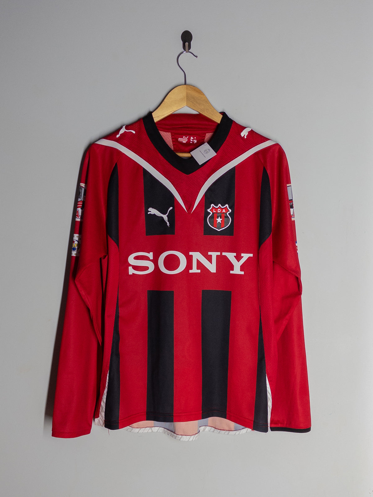 Frente de la camiseta local manga larga de Alajuelense Puma 2010 original
