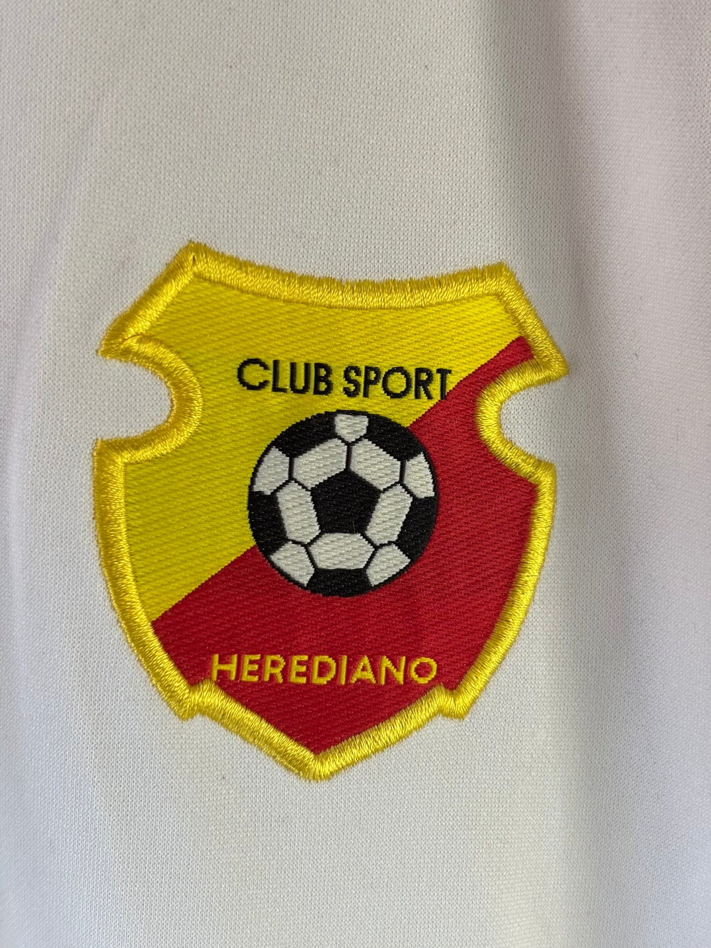 Camiseta Club Sport Herediano marca jugados foto del escudo 