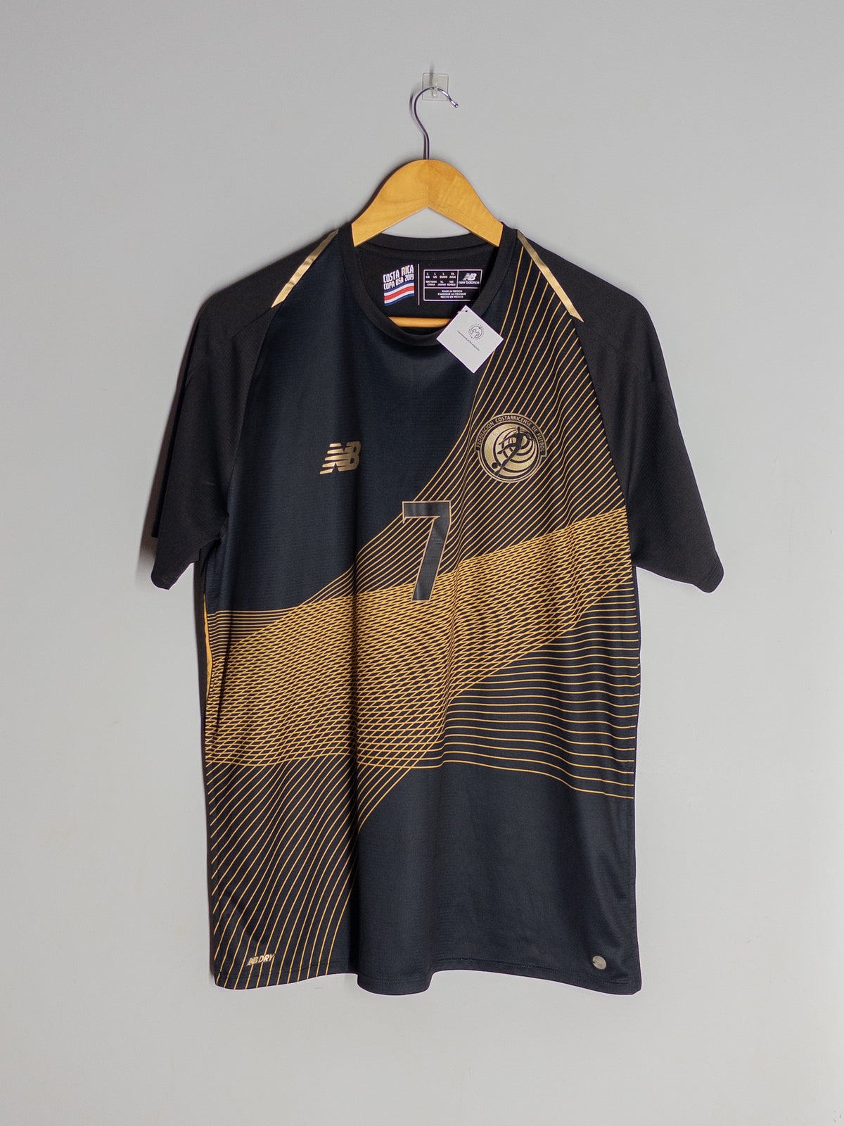 Frente de la camiseta negra y dorada original de Costa Rica New Balance 2019, talla L