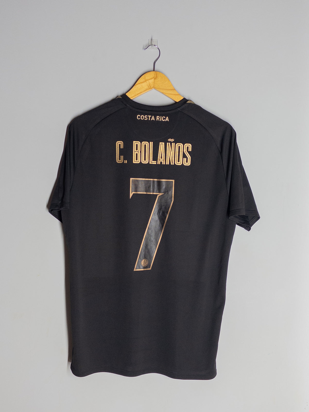 Espalda de la camiseta negra y dorada de Costa Rica New Balance 2019 con dorsal de Bolaños, Copa Oro 2019