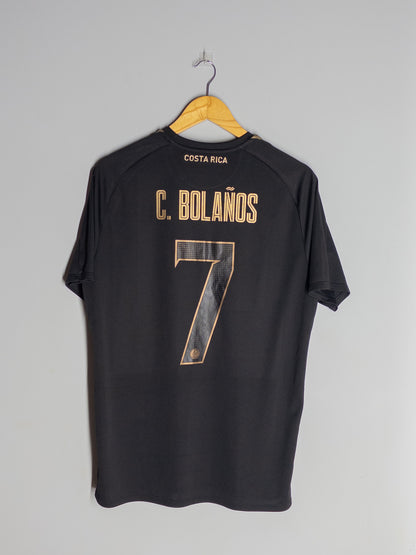 Espalda de la camiseta negra y dorada de Costa Rica New Balance 2019 con dorsal de Bolaños, Copa Oro 2019