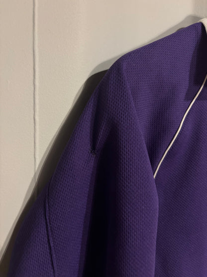 Detalle de la pequeña reparación en el hombro de la camiseta local de Saprissa 2003 original